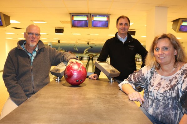 Nehmen die Kugel jetzt selbst in die Hand: Sportwart und Pressesprecher Jürgen Ohl, Vorsitzender Frank Winkler und Gastronomie-Chefin Tanja Mastnak sind zuversichtlich, dass ihr Konzept funktioniert. - © Janet König