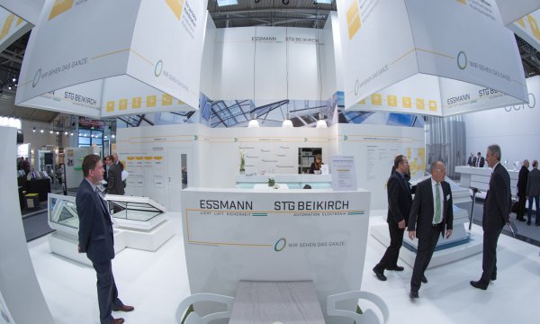 Neue Produkte: Das Salzufler Unternehmen Essmann hat auf der Messe BAU 2015 in München erstmals die Ab- und Durchsturzsicherung für Lichtkuppeln, Lichtbänder und Klappensysteme vorgestellt. - © Essmann Group