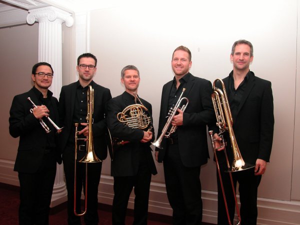 Schwungvolle Matinee: Akio Ogawa-Müller, Matthias Weiß, Matthias Evard, Dominik Schugk und Manuel Morgenthaler (von  links) überzeugen beim Foyer-Konzert im Landestheater. - © Ilse Franz-Nevermann