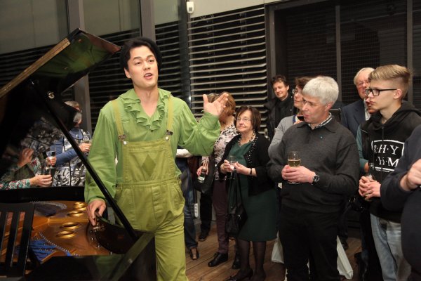 Große Oper: Sänger Insu Hwang vom Landestheater begrüßt die Gäste der LZ-Lesernacht im Landesmuseum musikalisch. Am Klavier begleitet ihn Hyeryung Lee. - © Bernhard Preuß