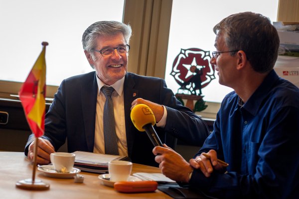 <p class="articletextcaption">Resümee einer langen Amtszeit: Friedel Heuwinkel im Gespräch mit LZ-Redakteur Martin Hostert. Der scheidende Landrat geht zufrieden in den Ruhestand -auch wenn er einräumt, nicht mit seiner Abwahl gerechnet zu haben.</p> 
- © Torben Gocke