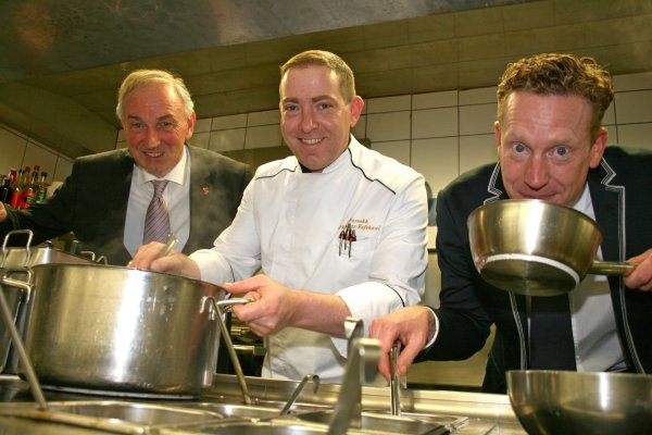 Praktische Prüfung bestanden: Chefkoch Farrokh Okhovat-Esfehani lässt sich von Friedrich Wilhelm Krüger (links) und Christian Steffen (rechts) gerne in die Töpfe schauen. - © Sandra Castrup