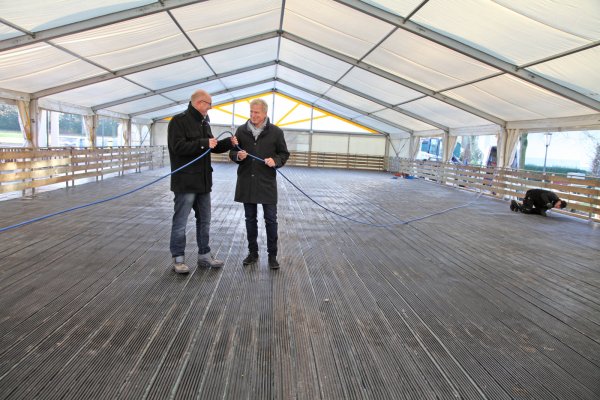 Ralph Klare und Dr. Bernd Sommer (von links) stehen im historischen Kurpark auf der Fläche, auf der das Eis für die Bürger-Eisbahn aufbereitet wird. - © Vera Gerstendorf-Welle