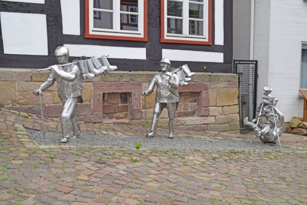 Skulpturen: Diese drei Schuster stehen vor der Blomberger Stadtbücherei. - © brink-medien