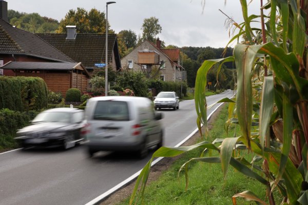 Hier ist viel los: Die Hiddeser Straße am Ortsausgang von Heidenoldendorf ist aus Sicht von Anwohnern gefährlich. Sie finden, dass vor ihrer Haustür viel zu schnell gefahren wird – dazu gebe es keinen durchgehenden Bürgersteig. - © Bernhard Preuß