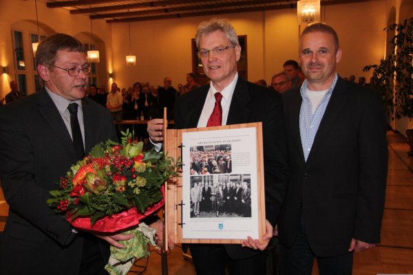 Geschenk zum Abschied: Die stellvertretenden Bürgermeister Frank Kuhlmann (links) und Heinz-Dieter Krüger (rechts) überreichen Eberhard Block im Rathaussaal einen Fotoband mit vielen gesammelten Bildern aus dessen Amtszeit. - © Cordula Gröne