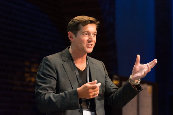 In Aktion: Dr. Carl Naughton kommt nach Detmold. - © Privat