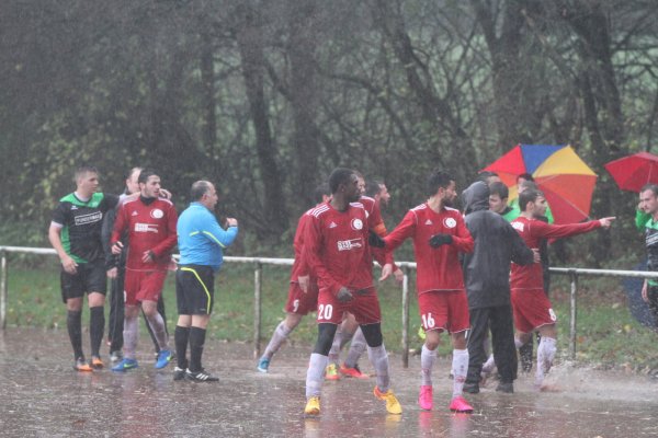 Tumulte am Spielfeldrand: Spieler des TSV Horn ärgern sich über die Zuschauer der Sportfreunde Oesterholz-Kohlstädt. Benjamin Schumacher (Nummer 20) soll mit einem abwertenden, rassistischen Wort beleidigt worden sein. Emre Dikbayir (ganz rechts) hat den Schuldigen offenbar ausgemacht. Schiedsrichter Erdogan Sayan (Blomberg) bleibt ruhig. - © Sebastian Lucas