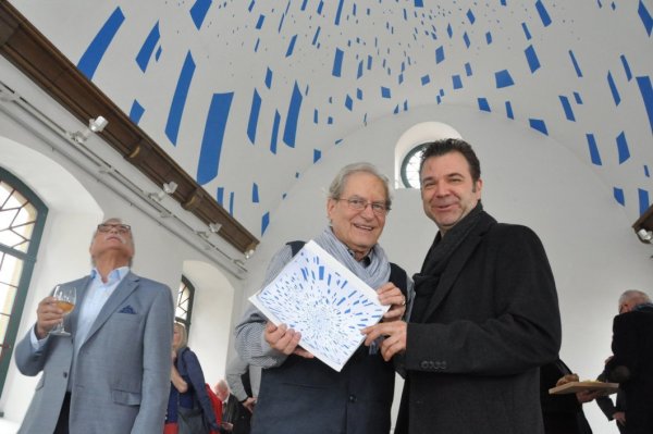 Himmlische Decke: Alexander Gruber (l.) hat in die Ausstellung des in Köln lebenden Malers Achim Zeman (r.) eingeführt. In den Händen halten beide ein kleines Modell. Karl-Friedrich Haeger schaut indes hinauf zur Decke und vermutet Mathematisches hinter der Installation. - © Karin Prignitz