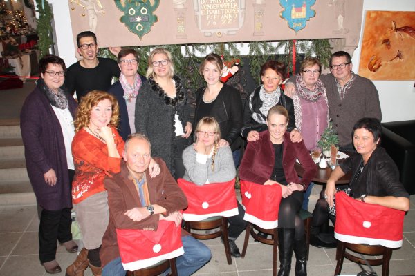 Die guten Geister im und vom Weihnachtshaus: Anja Dubbert, Rosario Amico, Susanne Nier, Rabea Kruel, Carolin Nier, Rita Rügge, Renate und Erhard Bühner (obere Reihe von links) sowie Heike Plogster, Jürgen Schöttker, Claudia Beckmeier-Niehaus, Astrid Alteheld und Conny Stämmler-Wehmeier (untere Reihe von links). - © Judith Stracke