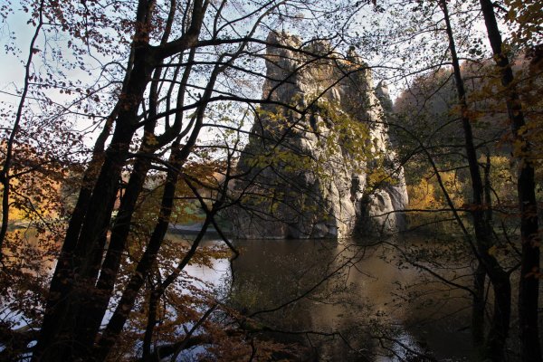 Die Externsteine in herbstlichem Licht. - © Bernhard Preuß