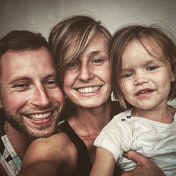 Zwischen Freund und Tochter. Desiree Singh mit Tim Bösebeck und Emma. - © Privat