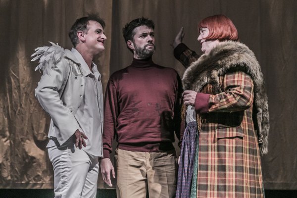 "Faust I": Markus Hottgenroth, Stephan Clemens und Henry Klinder (von links) in einer Spielszene. - © Landestheater/Quast