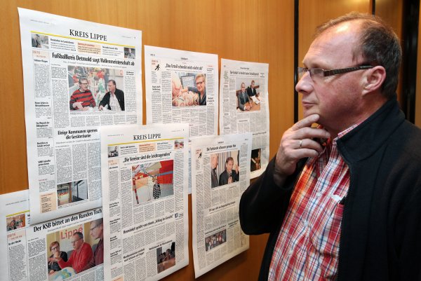 Nachdenklicher Blick: Das Torunfall-Urteil hat im Jahr 2015 auch die Schlagzeilen der Lippischen Landes-Zeitung bestimmt, davon überzeugt sich hier der Vorsitzende des Detmolder Kreisjugendausschusses, Udo Wille. - © Bernhard Preuß