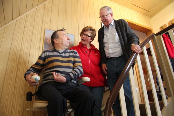 Glücklich über die Lösung: Lothar Körber kann endlich wieder seine Wohnung verlassen. Das hat er dem Einsatz von Petra Di Mario und Joachim Ellmers zu verdanken. - © Marianne Schwarzer