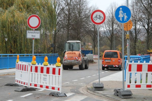 Noch gelten viele Einschränkungen: Spätestens an der Königsbrücke war für die meisten Verkehrsteilnehmer in den vergangenen Monaten
Endstation. Das wird sich jetzt wieder ändern. - © Dieter Asbrock