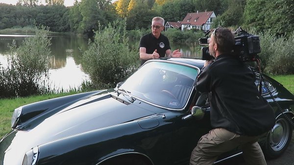 Beim Außendreh: Horst Goltz erklärt am Externsteiner See das Design. - © privat