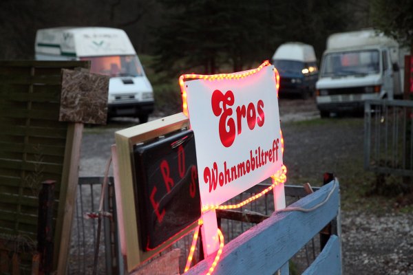 Lockt Freier an: Werbetafel vor dem „Eros Wohnmobiltreff“ am ehemaligen Broker Krug bei Schmedissen. - © Bernhard Preuß