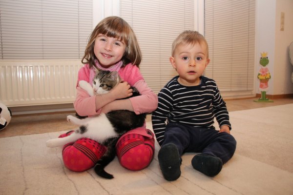Clara-Marie und Paul-Vincent mit "Simba" - © Marlen Grote