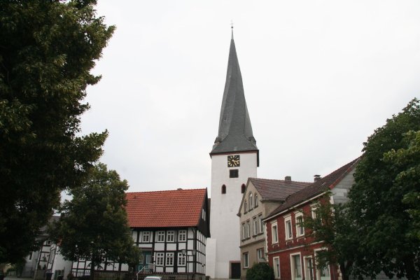 Überragt alles: die Dorfkirche in Heiden. - © Archifoto: Becker