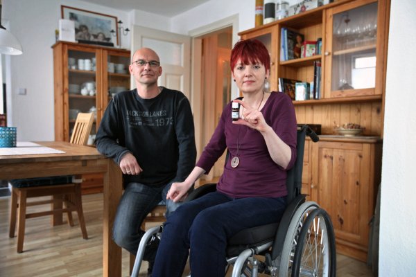Längst aufgebraucht: Heike Mallmann zeigt ein leeres Fläschchen des Canabis-Präparats, das ihr helfen würde, das ihre Krankenkasse aber nicht zahlen will. An ihrer Seite ist ihr Mann Andreas. - © Bernhard Preuss
