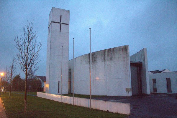 Sorgenkind: Das Dach der katholischen Johanneskirche ist baufällig. Am Mittwoch soll es untersucht und die Dichtheit des Gebäudes mit einer Nebelprobe festgestellt werden. - © Thomas Dohna