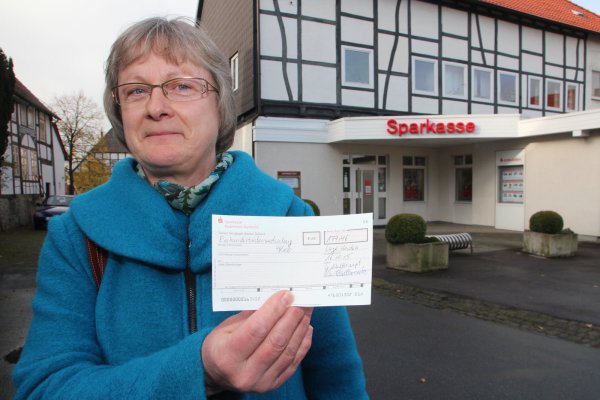 Verärgert: Barbara Kalkreuter wollte sich in der Sparkassen-Filiale in Heiden einen Barscheck auszahlen lassen. Doch das war wegen des krummen Betrags nicht möglich. Nur ein Punkt, den die AWO-Vorsitzende des Kirchdorfs kritisiert. - © Bockwinkel
