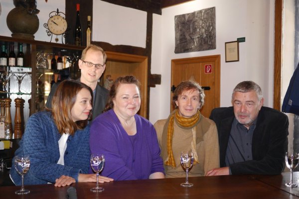 Im Gespräch: Künstler des Landestheaters reden über den Reiz und Herausforderungen des Rollentauschs auf der Bühne – (von lins) Karoline Stegemann, Martin Pfaff, Brigitte Bauma, Gaëtan Chailly und Joachim Ruczynski. - © Thomas Krügler