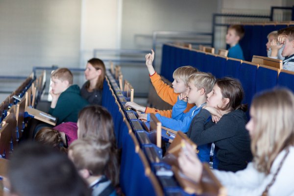 Artig aufzeigen: Wenn der Professor eine Frage stellt, gehen
in den Reihen vereinzelt die Hände nach oben. Wer etwas
weiß, der meldet sich. - © Gocke