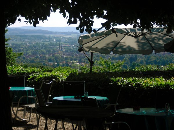 Biergärten dürfen ab Montag wieder öffnen - so wie dieser an der Schönen Aussicht in Lemgo. - © Archivfoto: Marlen Grote