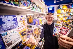 "Drachenheld" Rafael Janßen - der Shop zieht wenige Monate nach der Eröffnung schon wieder um. Ins Untergeschoss. - © Mike-Dennis Müller / www.mdm.photo