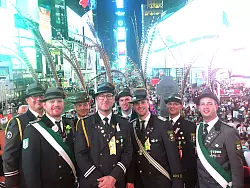 Welch ein Erlebnis: Vom quirligen Times Square zeigten sich auch Ihno Zimmermann, Lutz Gronemeyer, Markus Höhne, Raphael Peters, Felix Baehr, Schützenkönig Sebastian Boer, Alexander Scherlich und Claudius Blume (von links) beeindruckt. - © Schützengesellschaft