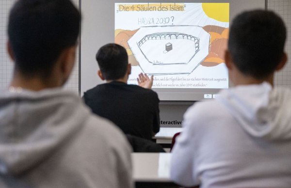 In NRW werden mehr als 270 Lehrerlaubnisse für den islamischen Religionsunterricht auf ihre Echtheit geprüft. (Archiv-Foto) - © Marijan Murat/dpa