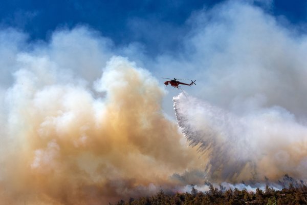 Noch immer flammen neue Brandherde auf, bekämpft wird auch aus der Luft. - © Marios Lolos/XinHua/dpa