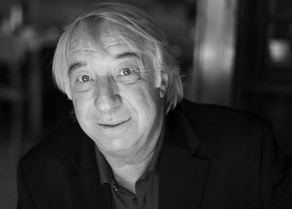 Der Kabarettist Richard Rogler ist tot. (Archivbild) - © Jörg Carstensen/dpa