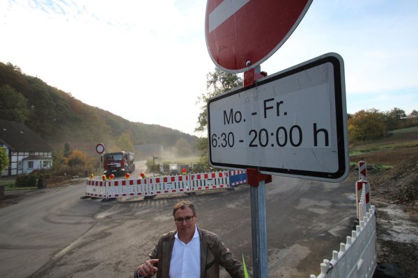 Einfahrt verboten: Rainer Korf von der Heidelbecker Bürgerinitiative steht am Anfang der „Bypass-Straße" durch den Ort. - © Jens Rademacher