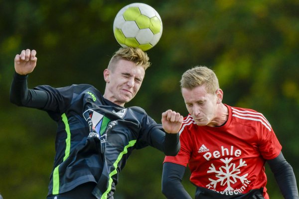 Lufthoheit:Der Heidener Jann König (rechts) und Mathis Fichna von der SG Kachtenhausen-Helpup steigen zum Kopfballduell hoch. Foto: Egon Penner. - © EGON PENNER