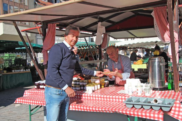 Kennen sich: Wolfgang Jäger (links) geht auf dem Markt gerne auf eine Pickert bei Klaus-Dietmar Diekmann vorbei. - © Katrin Kantelberg