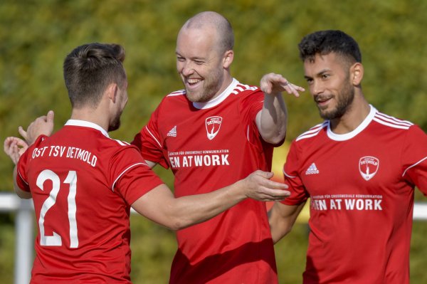 Auftakt nach Maß: Gleich mit dem ersten Angriff sind die Brokmann-Schützlinge durch Robert Fiorilli nach Kopfballvorlage von Felix Buba in Führung gegangen. Hier freuen sich Fiorilli, Buba und Demir (von links). - © EGON PENNER