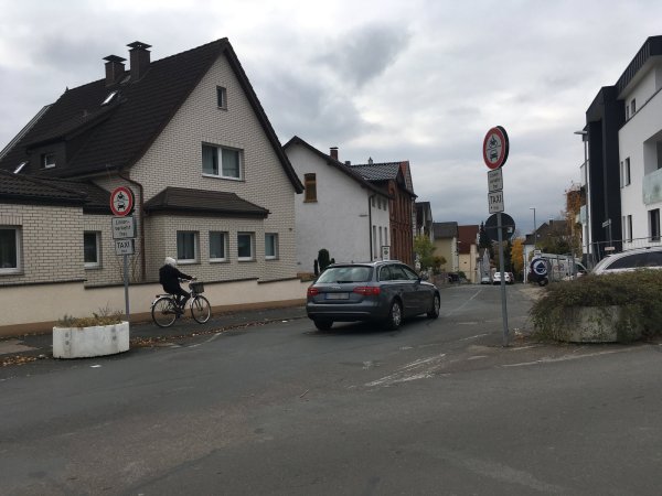 Eigentlich dürfen nur Busse und Taxen in die Ahornstraße fahren. Das interessiert viele Autofahrer nicht. - © Sven Kienscherf