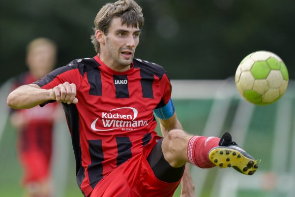 Schlitzohrig: Mit einem Heber versucht CSL-Kapitän Heinrich Warkentin, den Ball über den herauseilenden Torwart der SG Hiddesen Heidenoldendorf II, Marcel Wodtke, ins Tor zu befördern. Der Ball geht knapp am Tor vorbei. Foto: Egon Penner. - © EGON PENNER