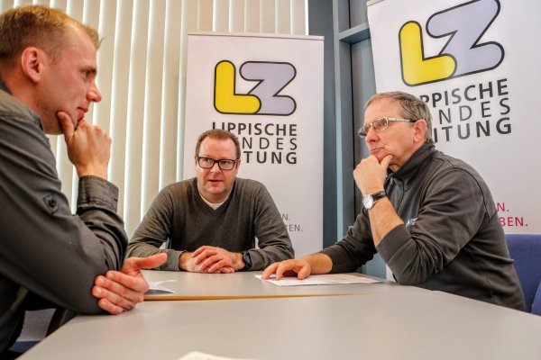 Zu Gast bei der LZ: Handballkreis-Präsident Sven Hartmann (Mitte) und Vizepräsident Spieltechnik Jürgen Beutel mit LZ-Redakteur Sebastian Lucas (links). - © Niklas Böhmer