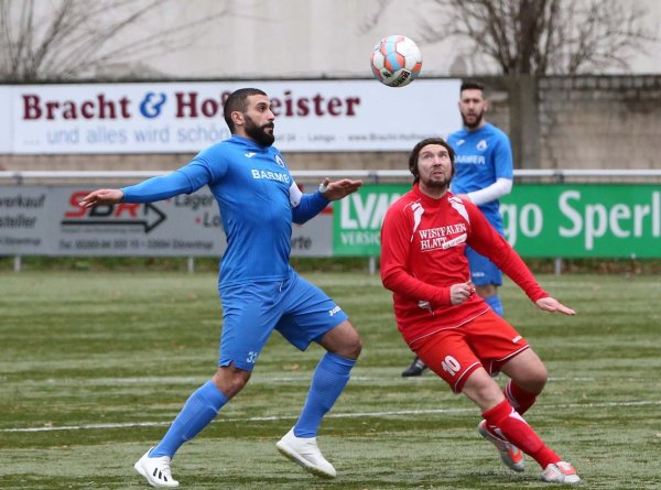 Blick zum Ball: Lemgos Zalem Özmen (links) und Steinhagens Sebastian Herrmann beobachten das über dem Jahnplatz scheinbar schwebende Flugobjekt. - © Paul Cohen