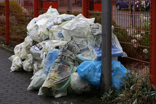 Gefüllte Gelbe Säcke: Dort gehören unter anderem Verpackungen aus Kunststoff hinein. - © Bernhard Preuß