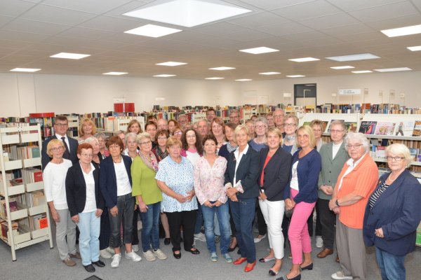 Büchermeer: Rund 20.000 Medien befinden sich im Bestand der Stadtbücherei Lage. Ihr Förderverein hat es sich unter anderem zur Aufgabe gemacht, noch mehr Lagenser Bürger zu begeistern, von diesem Angebot Gebrauch zu machen. Vor allem Kinder und Jugendliche soll die „Leselust“ packen. - © Jan Christian Pinsch