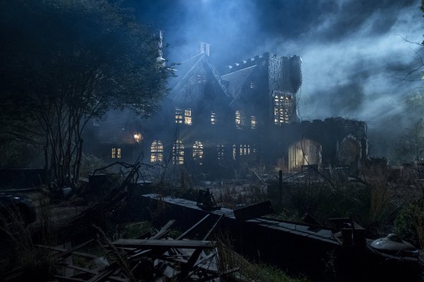 Gruselig und düster geht es im "Hill House" zu. - © Steve Dietl/Netflix