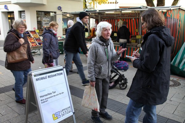 Auf dem Marktplatz: LZ-Redakteurin Jana Beckmann (rechts) im Gespräch mit Heidemarie Haußmann. - © Bernhard Preuss