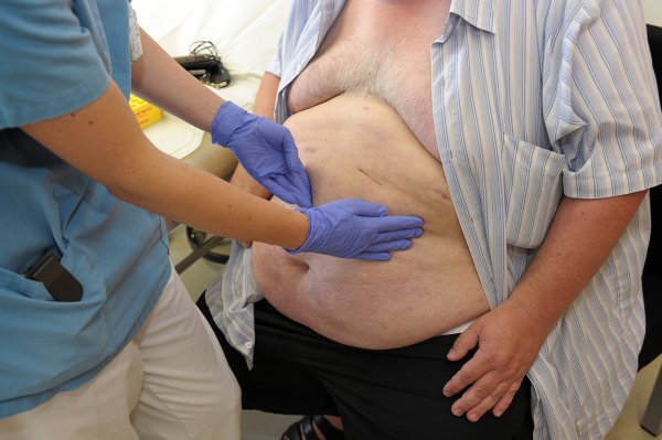Besuch beim Arzt: Auch während des Kurses wird der Gesundheitszustand der Teilnehmer überprüft.  - © Jan Woitas/ DPA