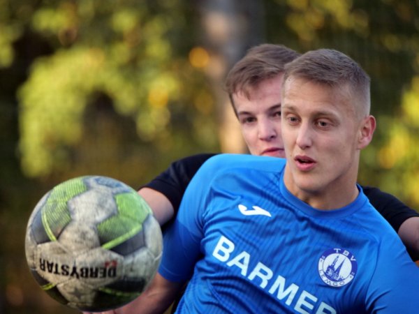 Kopf an Kopf: Jerxens A-Jugendlicher Magnus Diekmann (links) sitzt Lemgos Oliver Specht im Nacken. - © Jörg Hagemann