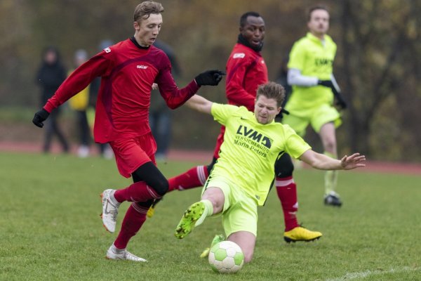 Tordrang: Erik Zweininger (links) vom CSL Detmold behauptet sich gegen Tommy Gwiasda von der FSV Pivitsheide. - © Egon Penner